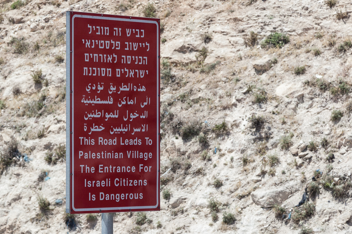 Il cartello rosso  avvisa gli israeliani che è pericoloso andare  nei territori occupati.