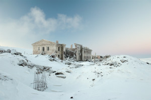 Already 6000 years ago, the rich deposits of the region attracted people, whose traces of passage were indemni ed by archeologists. But the real story of Norilsk starts at the beginning of the 20th century, when the expedition of geologist Urvantsev found out rich deposits of nickel, copper and cobalt. In 1936, USSR started the construction of a metallurgical complex and the city. This heavy work in the extreme conditions of the North was made by the priso- ners of Gulag, working in inhuman conditions. The mines, factories and the big- gest part of the contemporary city were constructed by forced labor workers. During 20 years about 600 000 prisoners, from which thousands have lost their lives, labored in Norilsk for its construction and operation. On the photo are the ruins of the house of Culture in the settlement Medvejii rucjei. This settlement was one of the rst habitations of Norilsk and was constructed on the part of Gulag in 1956 just near the open mine Medvejii ruchei. In the nineties, this settlement was closed due to maintenance dif culties and the complexity of its infrastructure. Its inhabitants were moved in the new quarters of Norilsk. © Elena Chernyshova