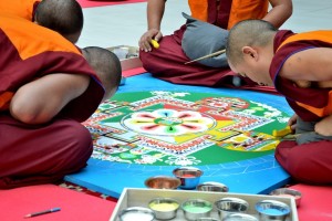 Monaci tibetani impegnati nel disegno del mandala di sabbia, Padova, 2016. Fotografia dell’autore