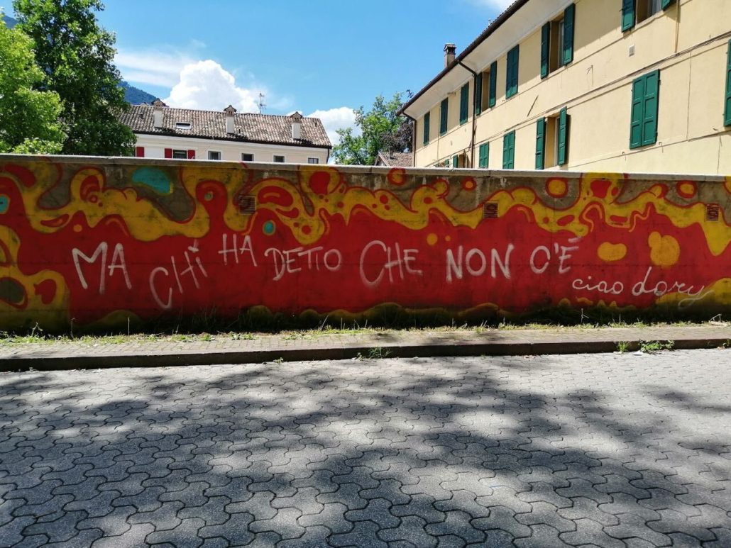 Immagine che contiene testo, esterni, terra, graffiti

Descrizione generata automaticamente